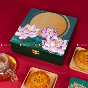 Hộp bánh trung thu sơn mài cao cấp có khóa, 4 bánh, màu xanh lục, hoa sen hồng dưới trăng sáng